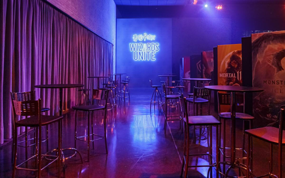Ativação com neon Harry Potter: Wizards Unite e lounge lofted para convidados de evento